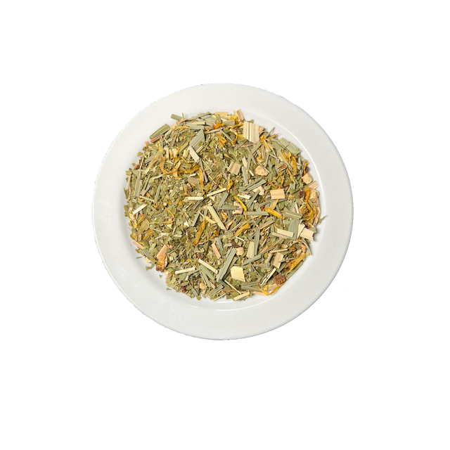 Losse Citrus yerba mate met citrusschillen en groene bladeren – bovenaanzicht