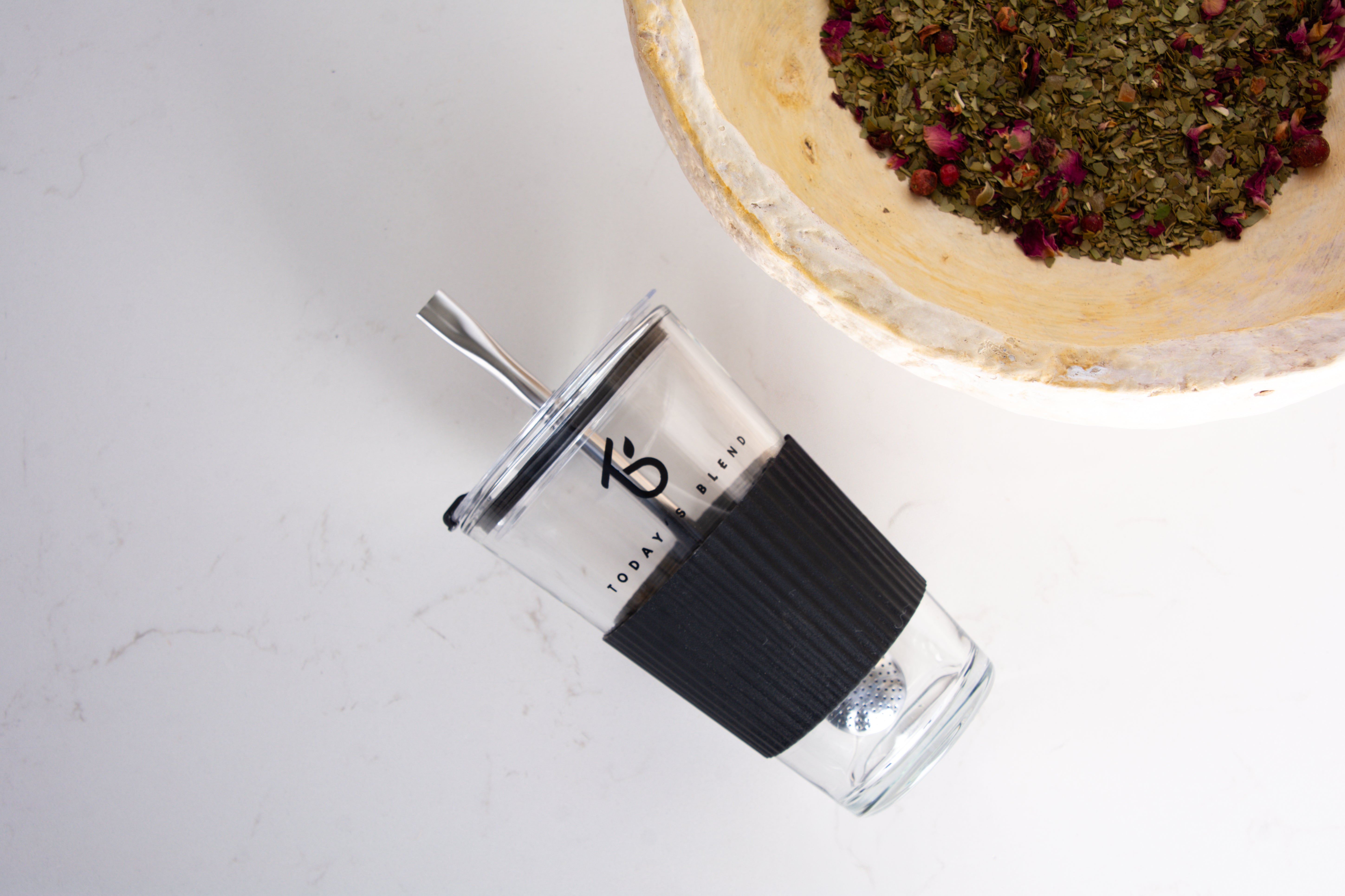 Losse yerba maté bladeren in een houten kom met bombilla, klaar om thee van te zetten